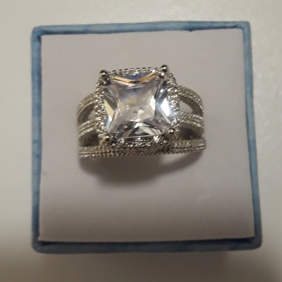 White sapphire ring size 7 gorgeous - Picture 1 of 4